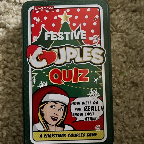 Festive Couples Quiz Card Game - Green and Red - Picture 1 of 4
